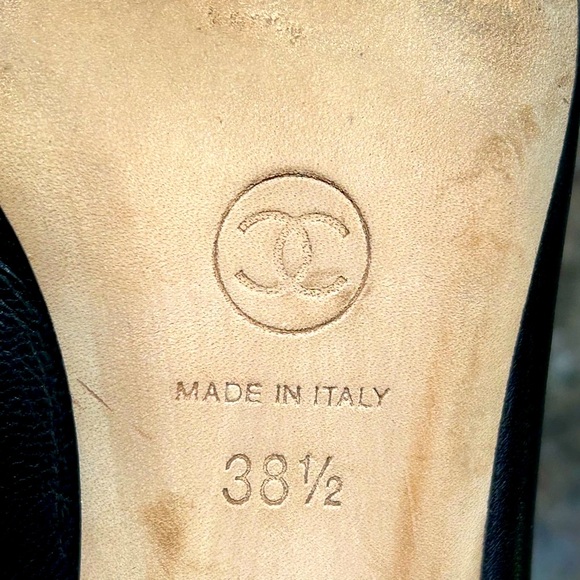 Chanel 2009 Interlocking CC Logo Pumps - Picture 9 of 10